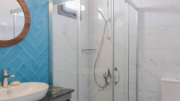 Deluxe-huone | Kylpyhuone | Suihku, designer-hygieniatuotteet, hiustenkuivaaja, tohvelit