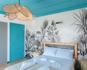 Ropa de cama de alta calidad, minibar y decoración personalizada