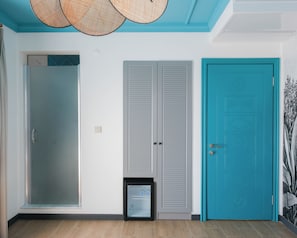 Ropa de cama de alta calidad, minibar y decoración personalizada