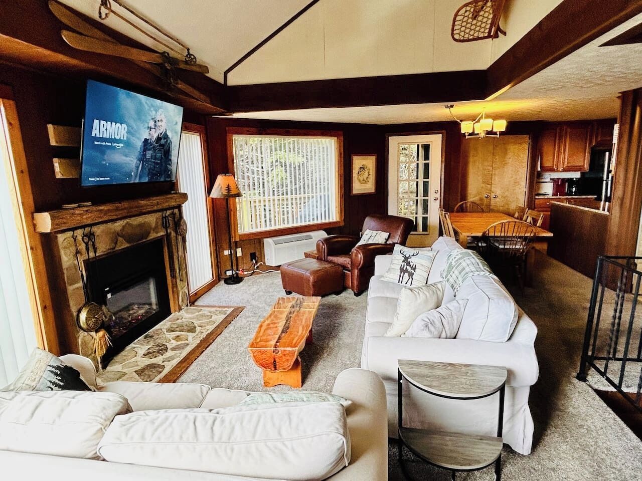 Een televisie en een open haard