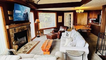 Een televisie en een open haard