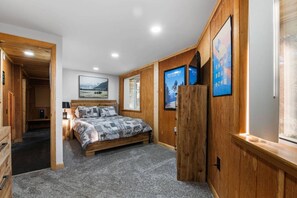 6 bedrooms, iron/ironing board, WiFi, bed sheets
