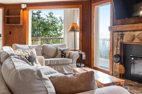 Hutch 1- 2 Min Walk to Slopes, Great Mountain View