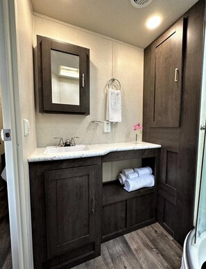 タオル、石鹸、トイレットペーパー