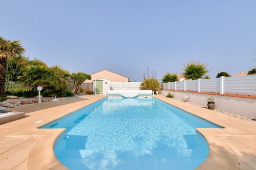 Pool - 250m from the golf course - House for 6