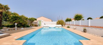 Pool - 250m from the golf course - House for 6