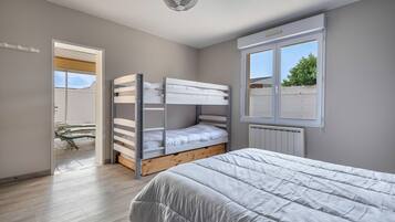 3 bedrooms, iron/ironing board, free WiFi