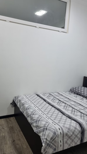 2 عدّة غرف نوم ومكواة/لوح كي وواي فاي وملاءات أسرّة