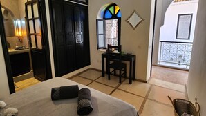 Habitación básica doble | Escritorio, wifi gratis, ropa de cama