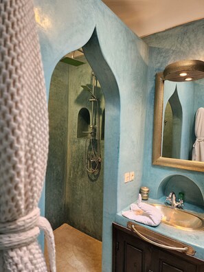 Deluxe-Doppelzimmer | Badezimmer | Dusche, Regendusche, Haartrockner, Handtücher