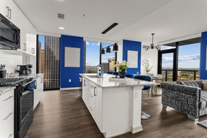 Jääkaappi, mikroaaltouuni, uuni, liesi