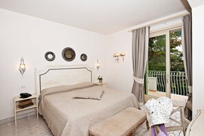 6 bedrooms, iron/ironing board, WiFi, bed sheets