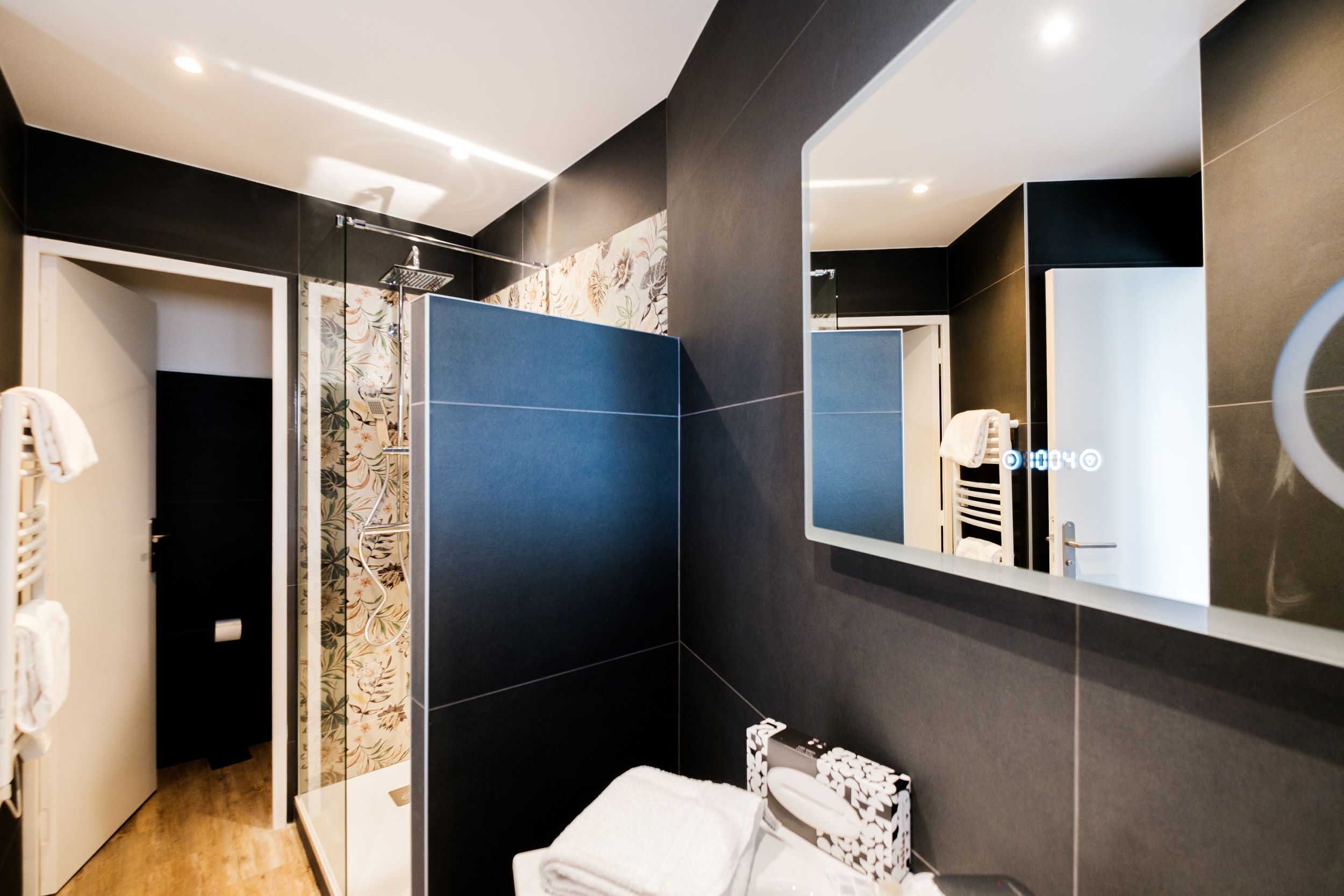 Un baño moderno con ducha, inodoro y lavabo.