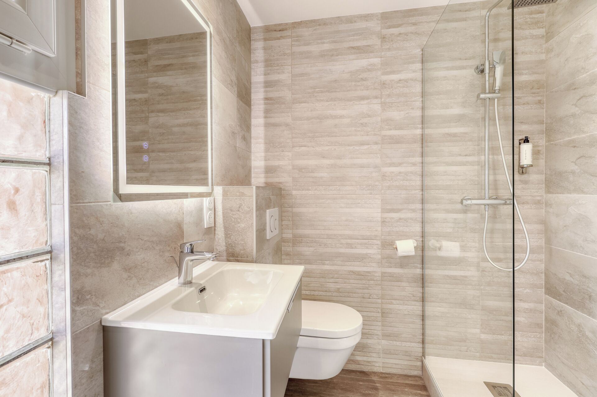 Habitación superior, vista a la ciudad | Baño | Regadera, regadera tipo lluvia, secadora de cabello, jabón 