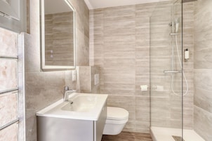 Quarto superior, vista para a cidade | Banheiro | Chuveiro, chuveiro com efeito de chuva, secador de cabelo, sabonete
