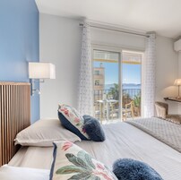 Minibar, caja de seguridad en la habitación y escritorio 