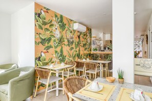 Petit déjeuner buffet (13 EUR par personne)