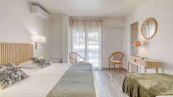 Habitación superior, vistas a la ciudad | Minibar, caja fuerte, escritorio y espacio para trabajar con un portátil
