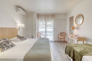 Minibar, in-room safe, desk, laptop workspace - Anglade Hôtel (Le Lavandou)