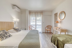 Quarto superior, vista para a cidade | Frigobar, cofres nos quartos, escrivaninha