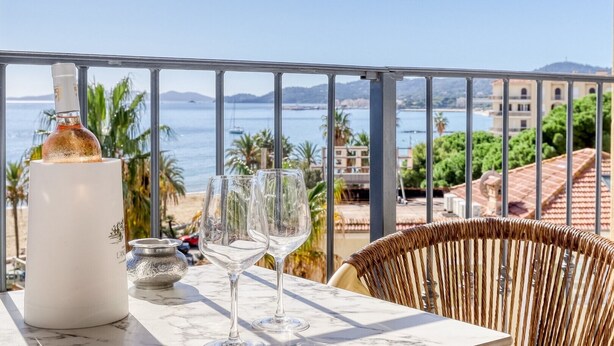 Dobbelt- eller tomannsrom – superior, delvis sjøutsikt | Terrasse/patio