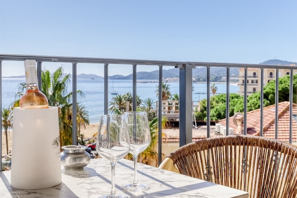 Habitación superior con 1 cama matrimonial o 2 individuales, vista parcial al mar | Terraza o patio