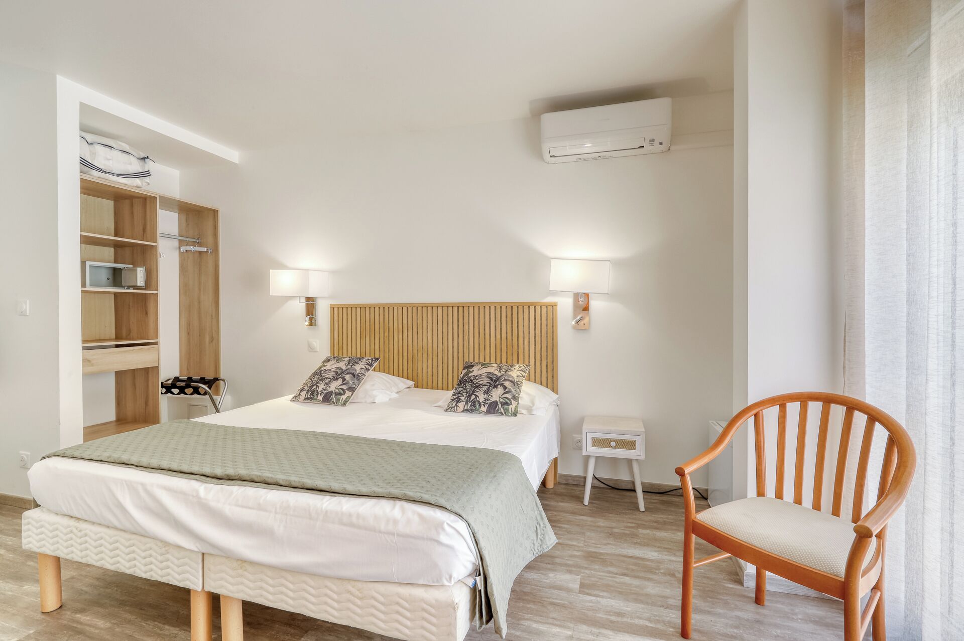 Chambre Supérieure, vue ville | Minibar, coffres-forts dans les chambres, bureau