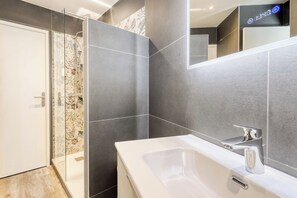 Superior Double or Twin Room, Partial Sea View | Bathroom | Shower, rainfall showerhead, hair dryer, soap - Anglade Hôtel (Le Lavandou)