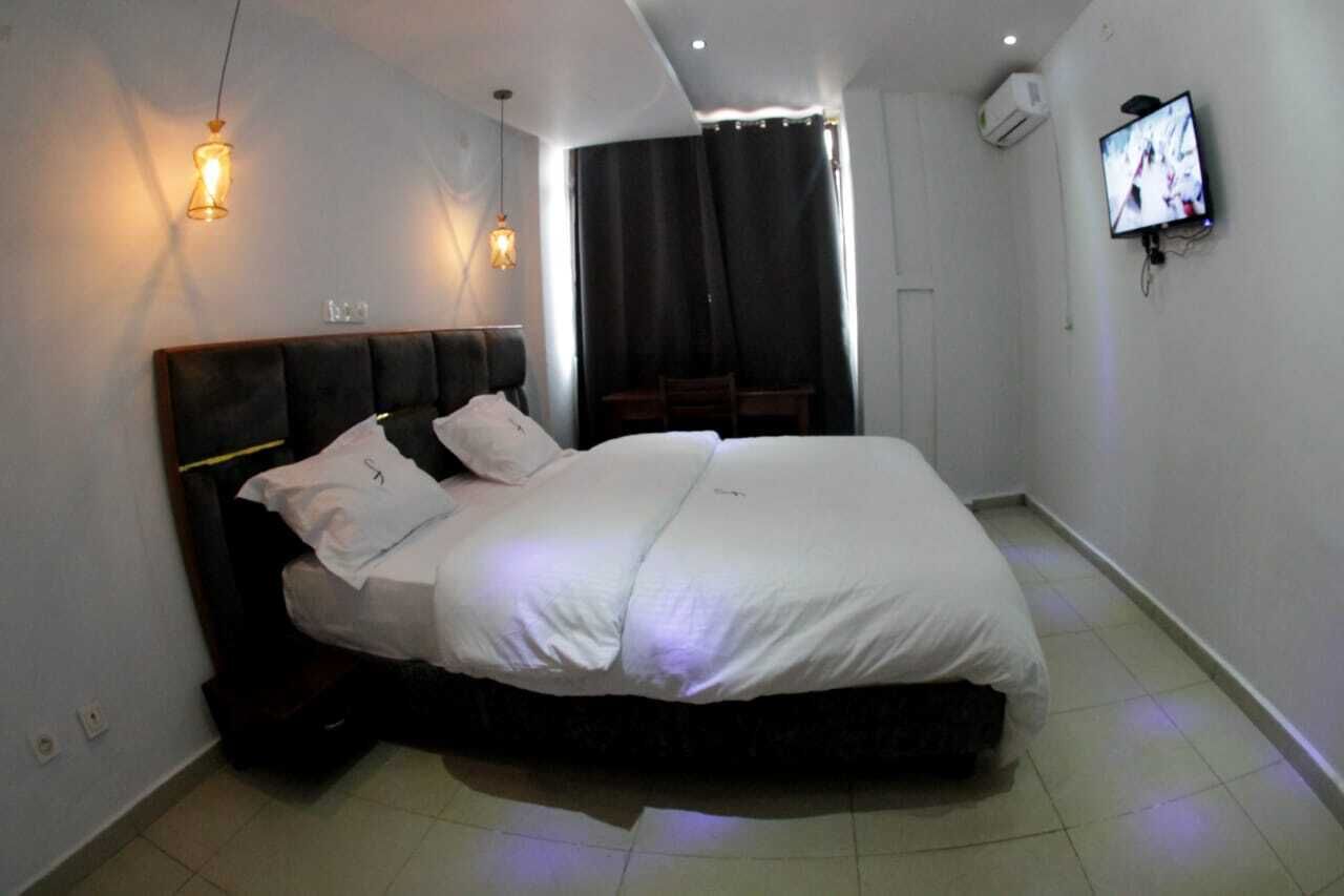 9 bedrooms, WiFi, bed sheets