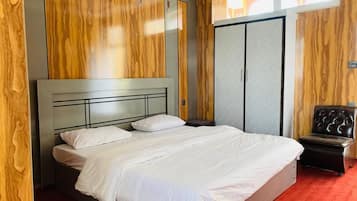Deluxe Double Room | Iron/ironing board, free WiFi
