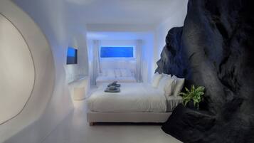 Iconic Luxury 2BD Suite with Private Pool