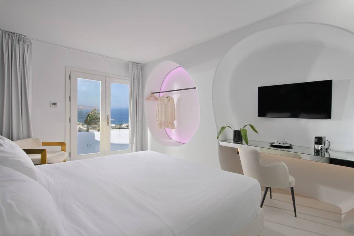 Honeymoon Suite with Sea View and Hot Tub | Frette Italian sheets, premium bedding, down comforters
