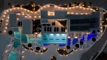 Majoituspaikan julkisivu illalla/yöllä