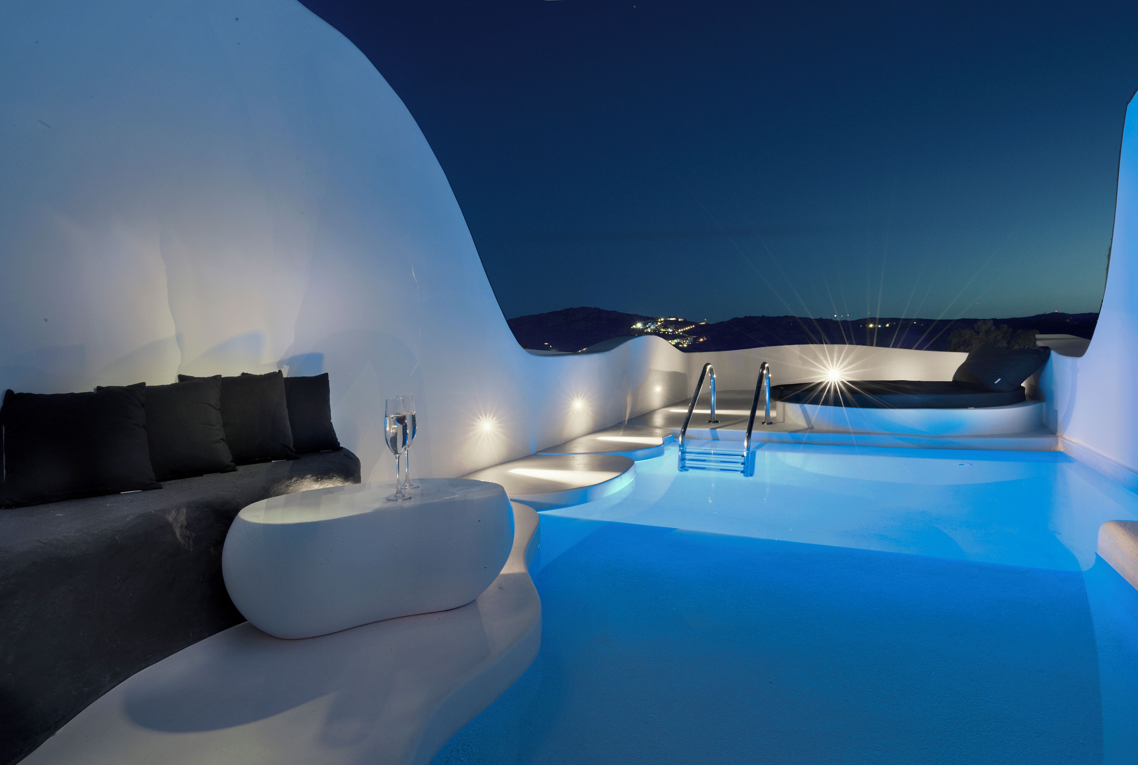 Iconic Luxury 2BD Suite with Private Pool | イタリアのフレッテ製シーツ、高級寝具、羽毛の掛け布団、セレクト コンフォート製ベッド