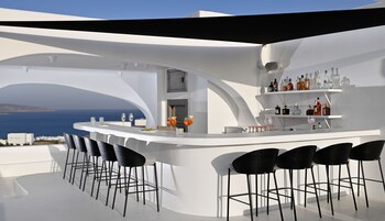 2 bares o lounges 