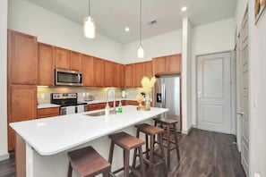 Fridge, microwave, oven, stovetop - Downtown Houston Luxury Mid-Rise Apartment (Houston)