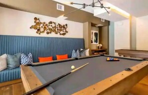 Games room - Downtown Houston Luxury Mid-Rise Apartment (Houston)