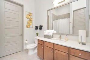 Hair dryer, towels, soap, shampoo - Downtown Houston Luxury Mid-Rise Apartment (Houston)