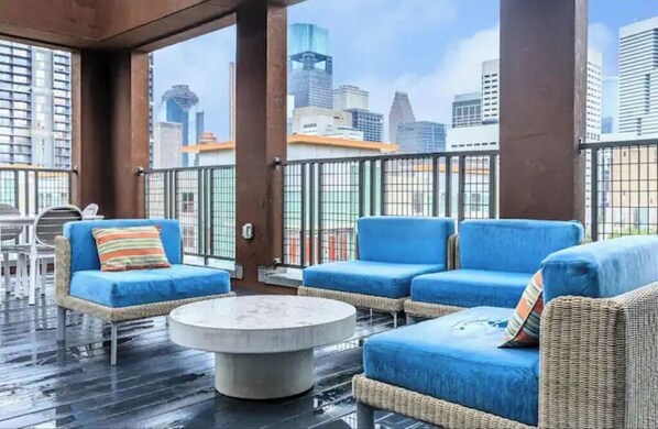 Property grounds - Downtown Houston Luxury Mid-Rise Apartment (Houston)