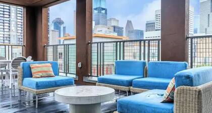 Downtown Houston Luxury Mid-Rise Apartment