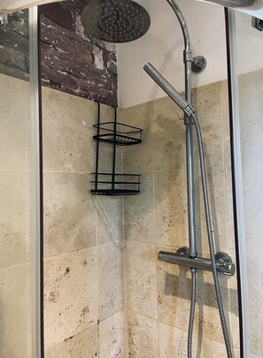 Shower, hair dryer, towels, soap - Stunning barn conversion with views close to Hay-on-Wye (Hereford)