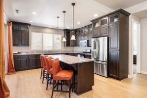 Fridge, microwave, oven, stovetop - Hidden Treasure: Private Hot Tub and Home Theater - PARADISE VILLAGE FUN! (Santa Clara)