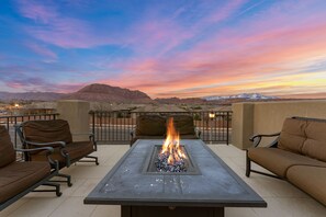 Terrace/patio - Hidden Treasure: Private Hot Tub and Home Theater - PARADISE VILLAGE FUN! (Santa Clara)