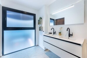 Ducha, secador de pelo, toallas