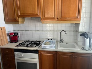 Jääkaappi, mikroaaltouuni, uuni, kahvin-/teenkeitin