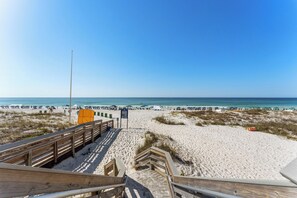 Una spiaggia nelle vicinanze