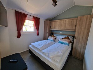 Familie-bungalow | Safe på rommet, blendingsgardiner, lydisolert og wi-fi (inkludert)