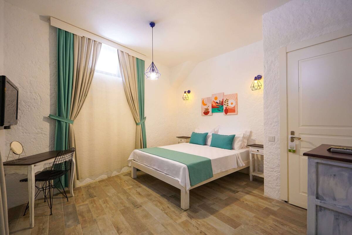 Economy Room, 1 Double Bed | 1 bedroom, premium bedding, free minibar, individually decorated