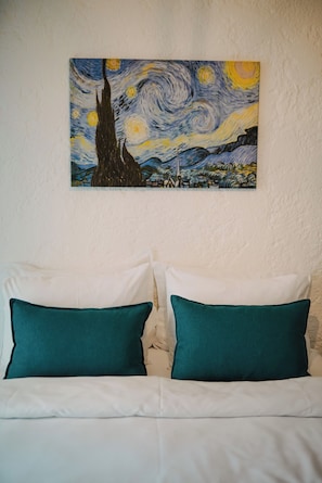 Habitación estándar | Ropa de cama de alta calidad y artículos del minibar gratis 