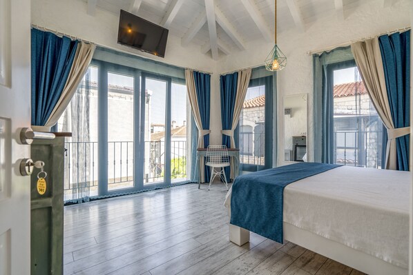 Ducha, cabezal de ducha tipo lluvia, secador de pelo, pantuflas